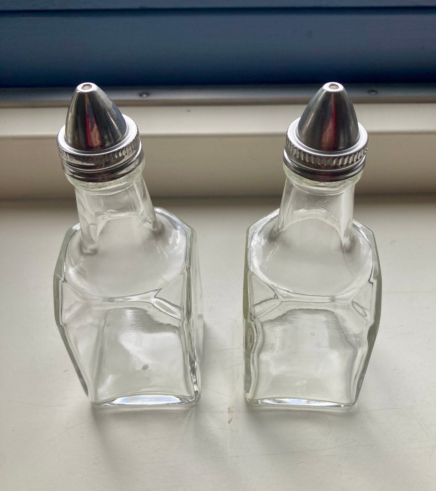 Olie en azijnstel, glas, flesjes, metalen dop, Ophalen of Verzenden, Zo goed als nieuw, Porselein