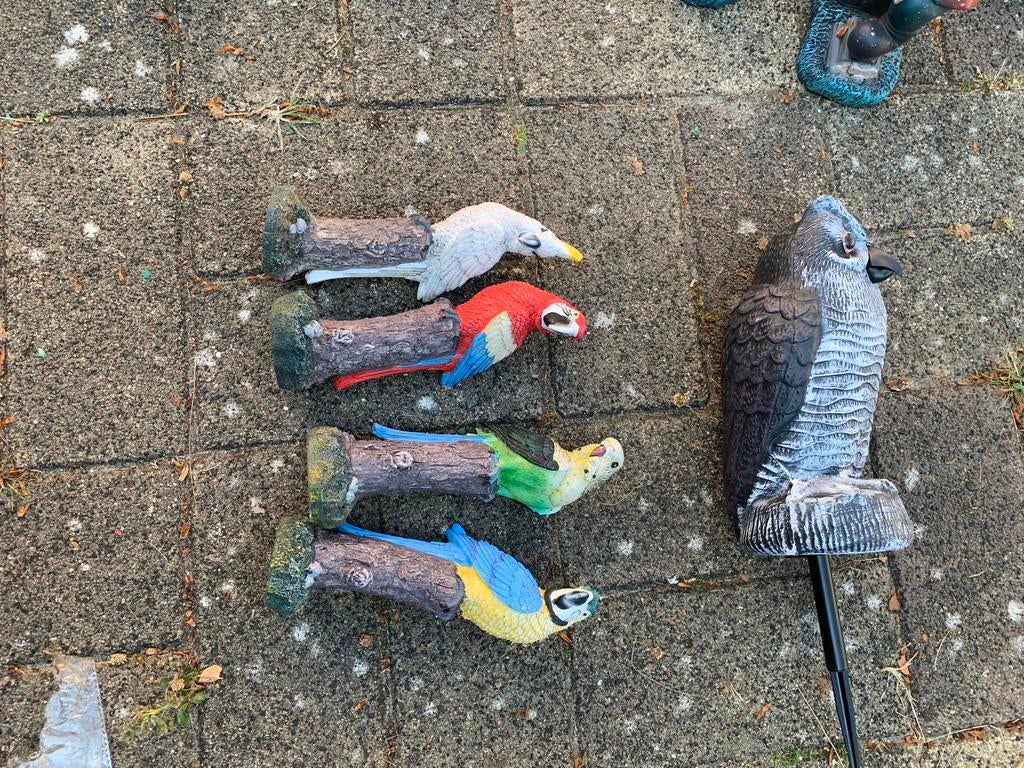 Tuinbeelden: Uil en Papegaaien op boomstam, Ophalen of Verzenden, Zo goed als nieuw, Kunststof, Dierenbeeld