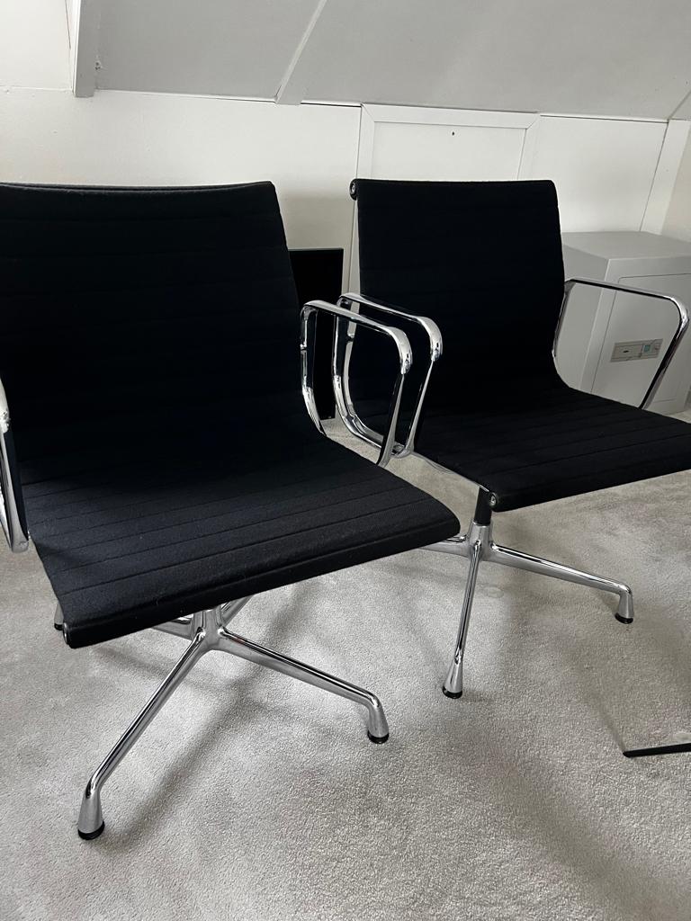 Twee Vitra Eames EA108 stoelen, Ophalen, Gebruikt, Zwart, Bureaustoel