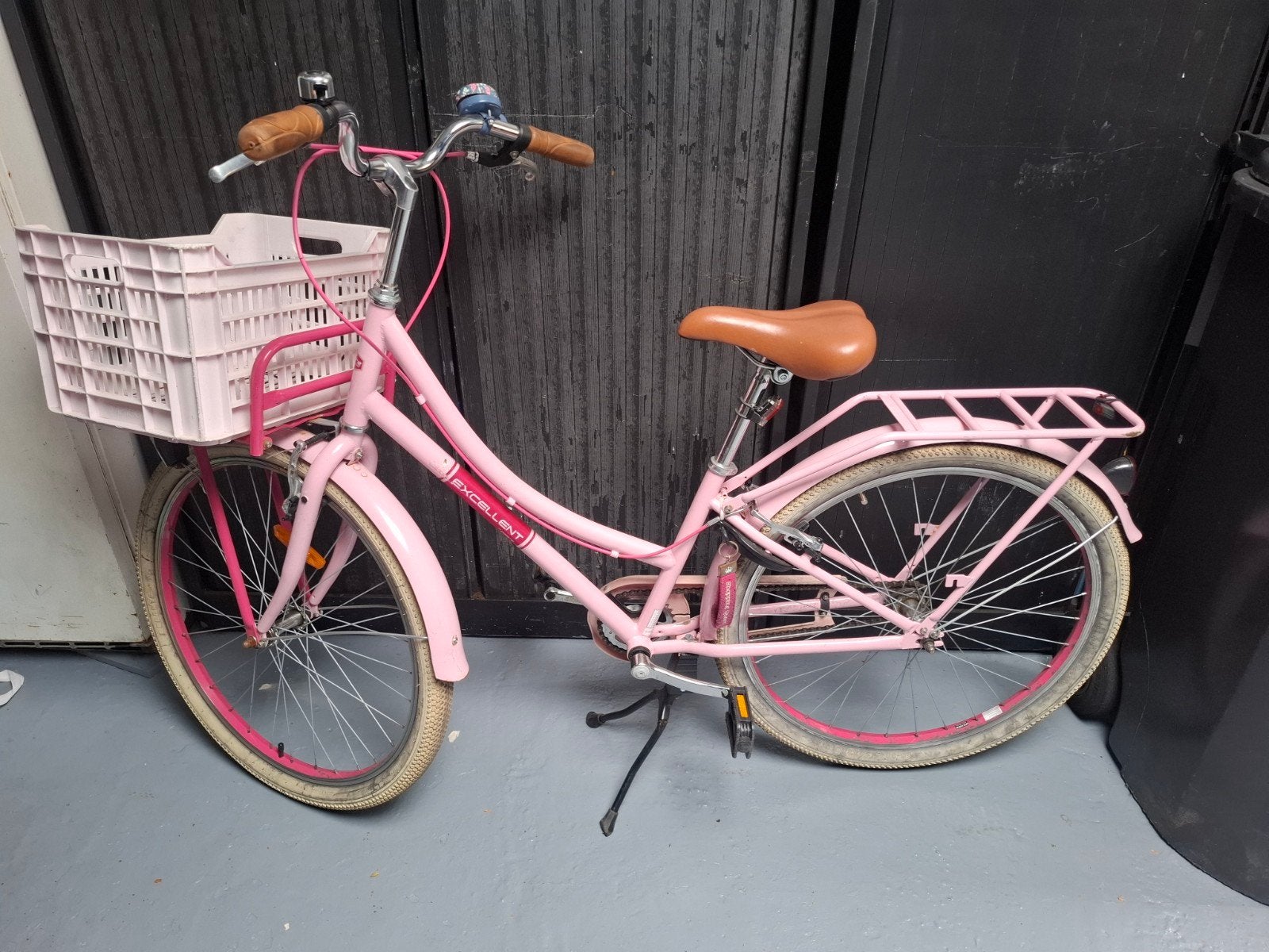Excellent roze meisjes fiets met mandje 26 inch, Fietsen en Brommers, Fietsen | Meisjes, 26 inch of meer, Terugtraprem, Gebruikt