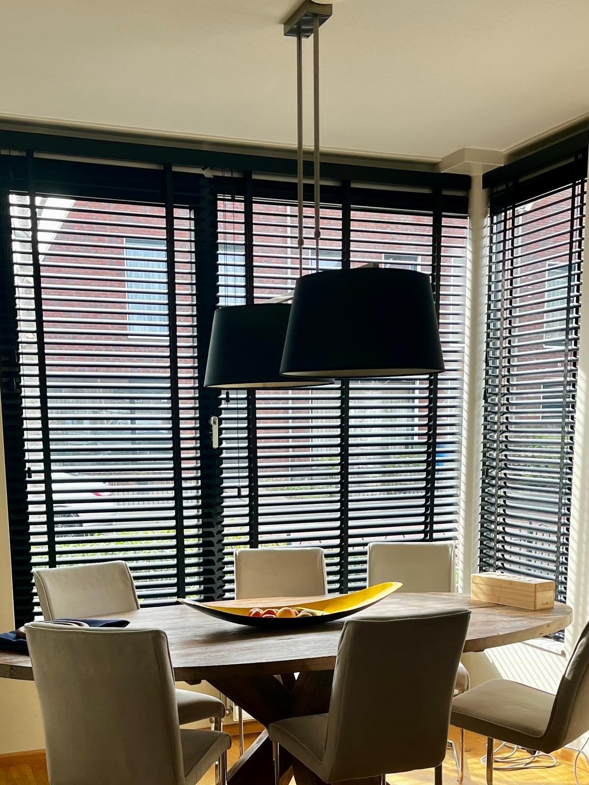 Moderne hanglamp met twee zwarte kappen, Modern, Industrieel, Metaal, Zo goed als nieuw, E27 (groot)