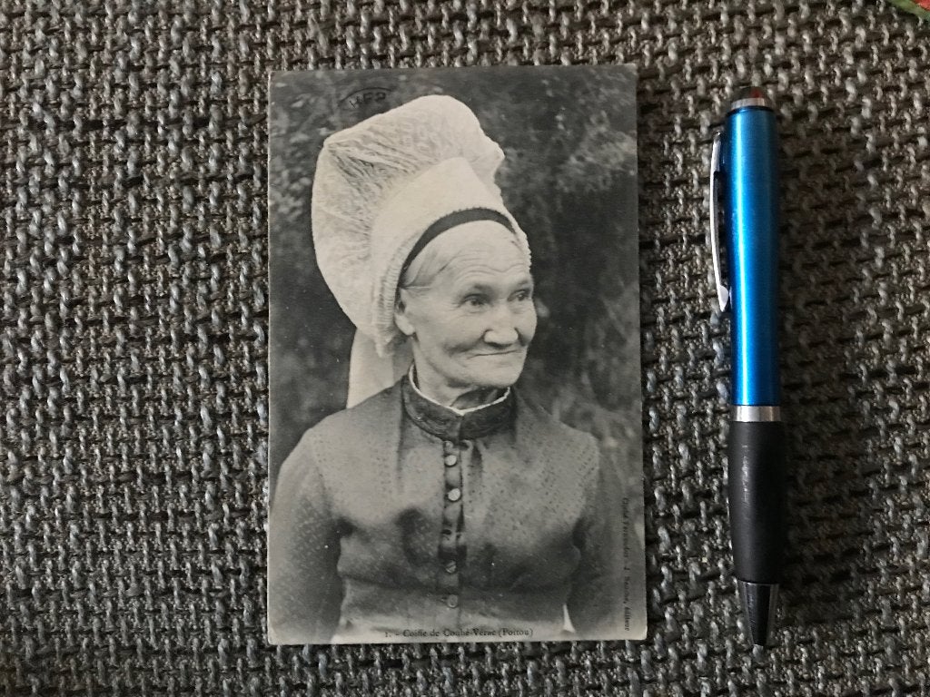Oude Franse Vrouw met Traditionele Hoofdtooi - Poitou, Ophalen of Verzenden, Voor 1920, Gelopen, Frankrijk