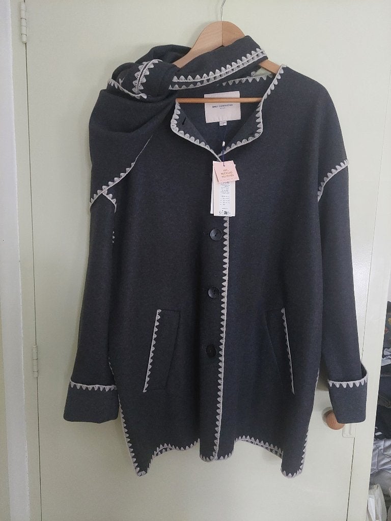 NIEUW jas only carmakoma maat M 46 48 met sjaal, Maat 46/48 (XL) of groter, Nieuw, Ophalen of Verzenden, Grijs