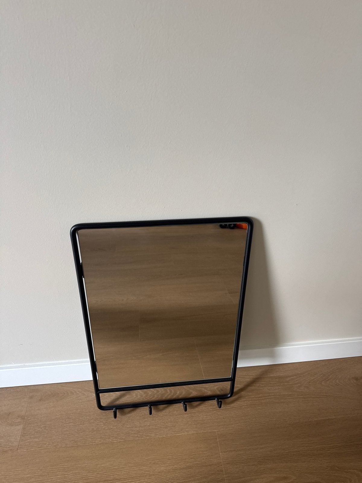 Zwarte spiegel met haken - Modern design, Ophalen, Minder dan 50 cm, Zo goed als nieuw, Minder dan 100 cm