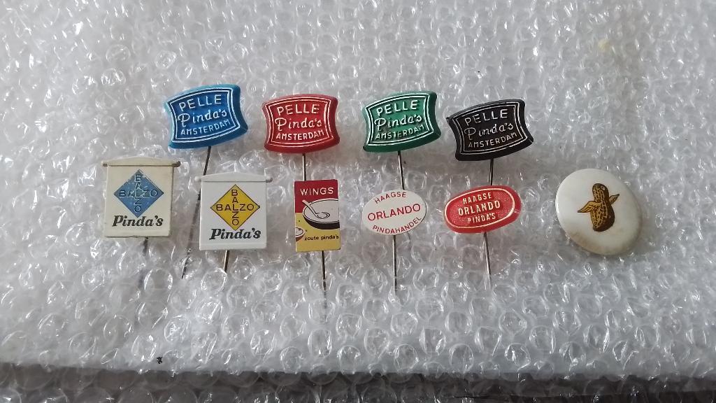 9 verschillende speldjes en 1 button pinda's, Verzamelen, Ophalen of Verzenden, Zo goed als nieuw, Overige onderwerpen