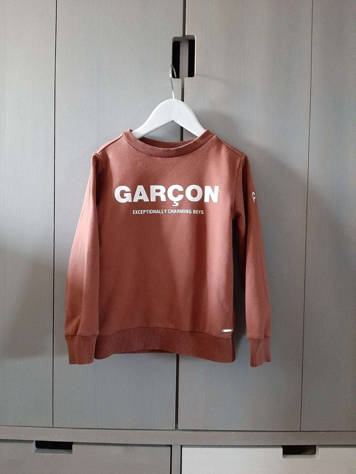 Le chic garcon sweater met tekst bruin maat 116., Gebruikt, Trui of Vest, Ophalen of Verzenden, Jongen