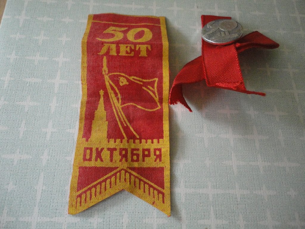 Vintage Sovjet-vimpel en medailletje 50 jarig jubileum Rev., Verzenden, Overige materialen, Buitenland