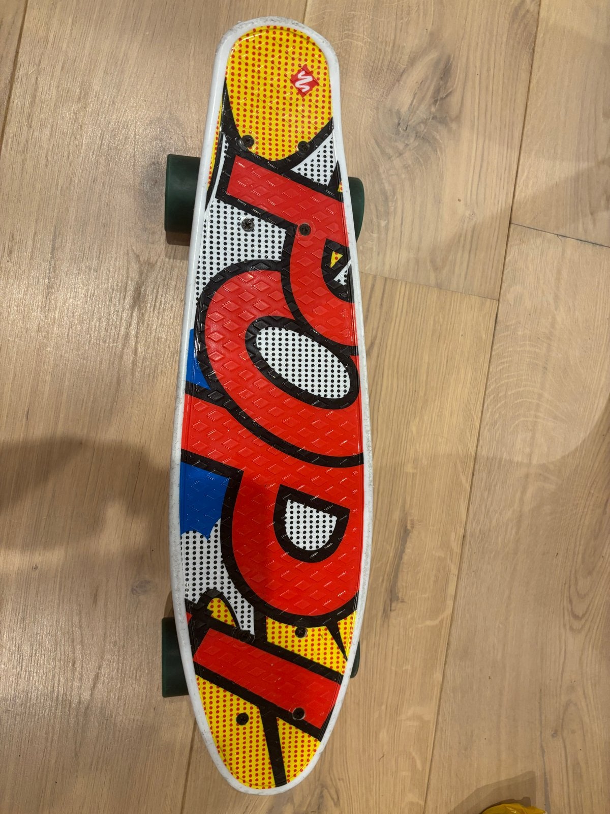 Streetsurfing Skateboard Pop Art Design 55x14cm, Sport en Fitness, Skateboarden, Ophalen of Verzenden, Gebruikt, Skateboard