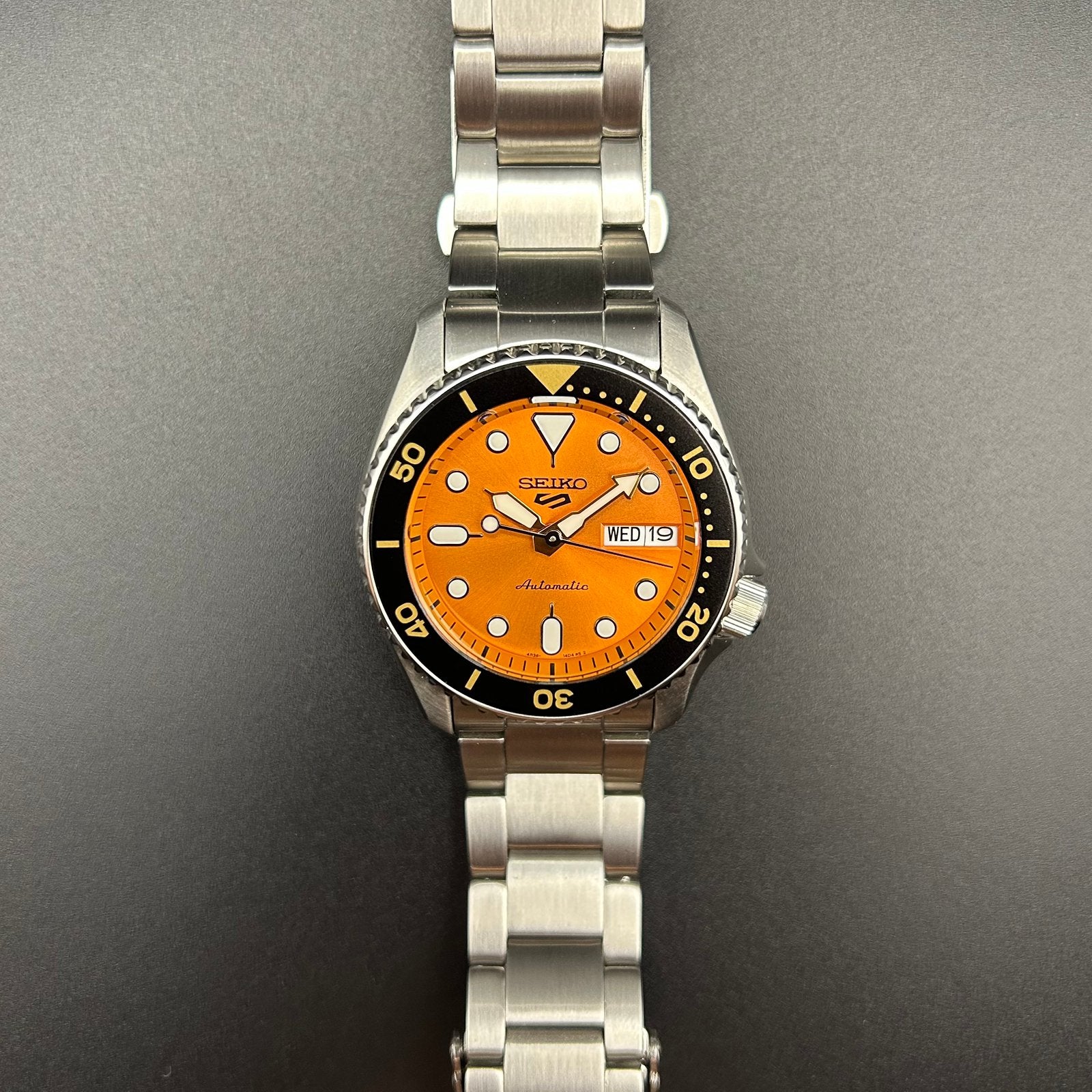 Seiko SRPK35K1 Seiko 5 Sports Automaat Oranje Dial |Full Set, Staal, Polshorloge, Ophalen of Verzenden, Zo goed als nieuw