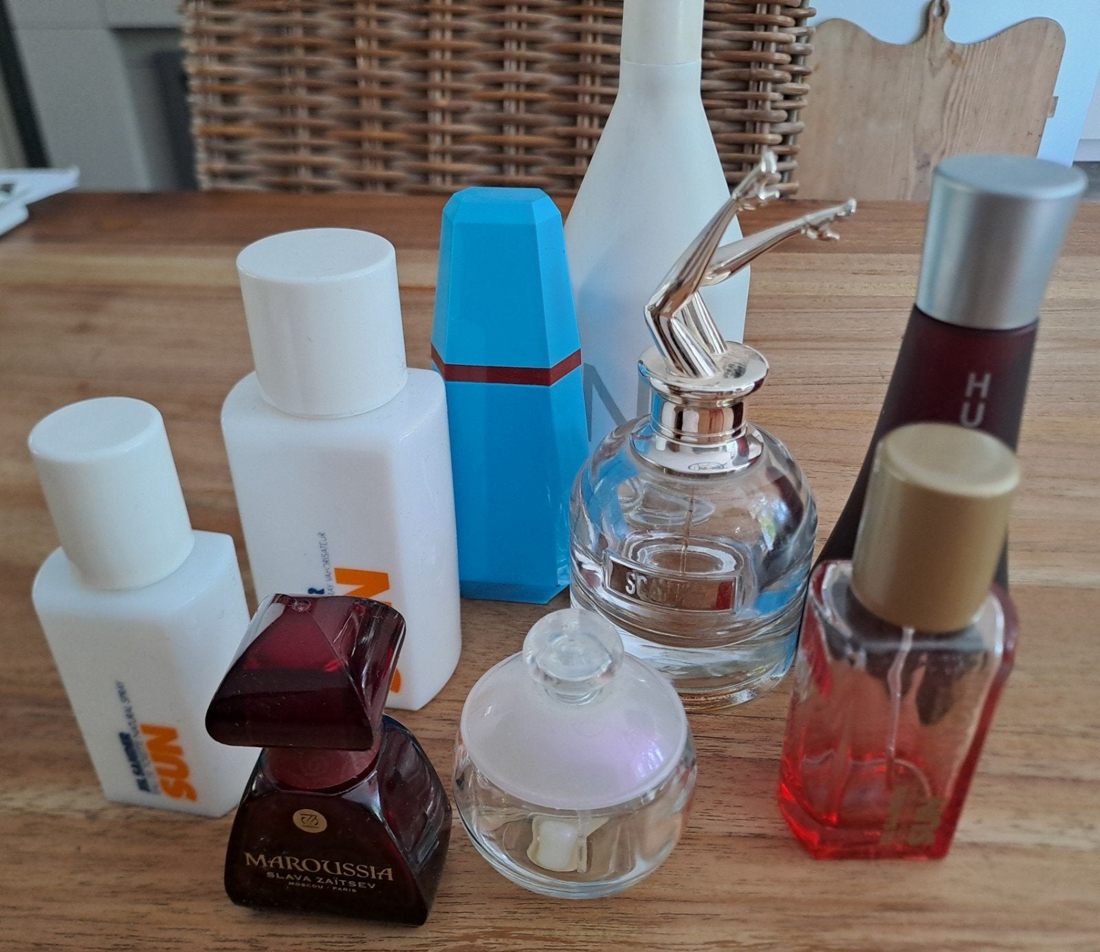 Lege parfumflesjes, Ophalen