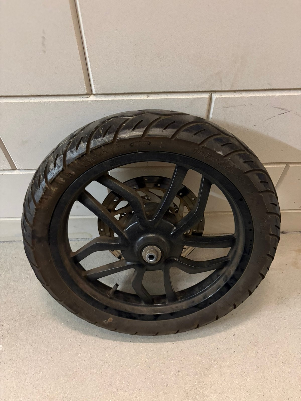 Kymco new people s voorband + velg, Motoren, Ophalen, Zo goed als nieuw