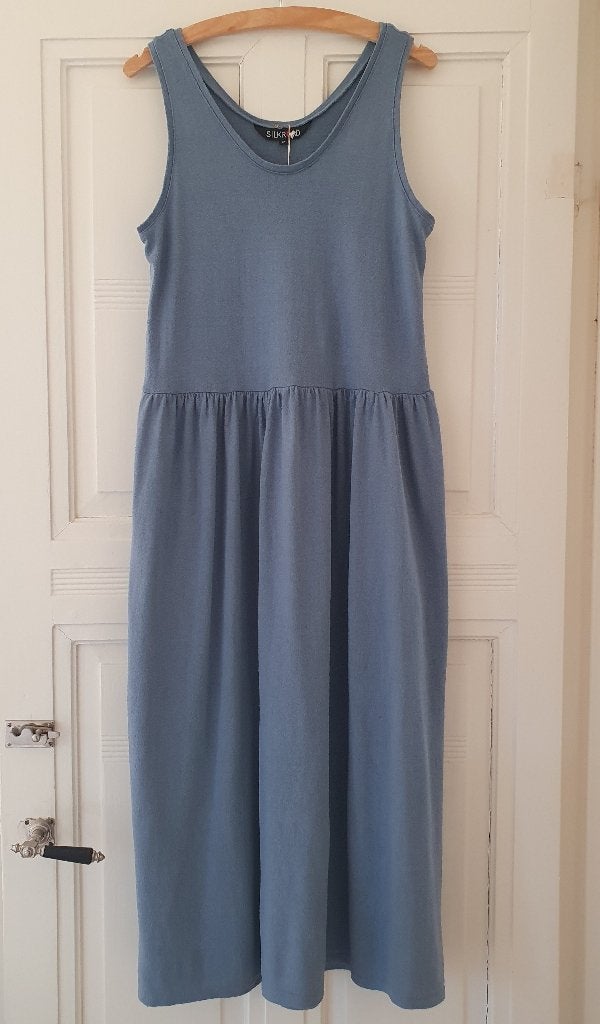 blauwe zijden jurk van SILKROAD, maat M, nieuw en ongedragen, Kleding | Dames, Jurken, Maat 38/40 (M), SILKROAD, Nieuw, Onder de knie