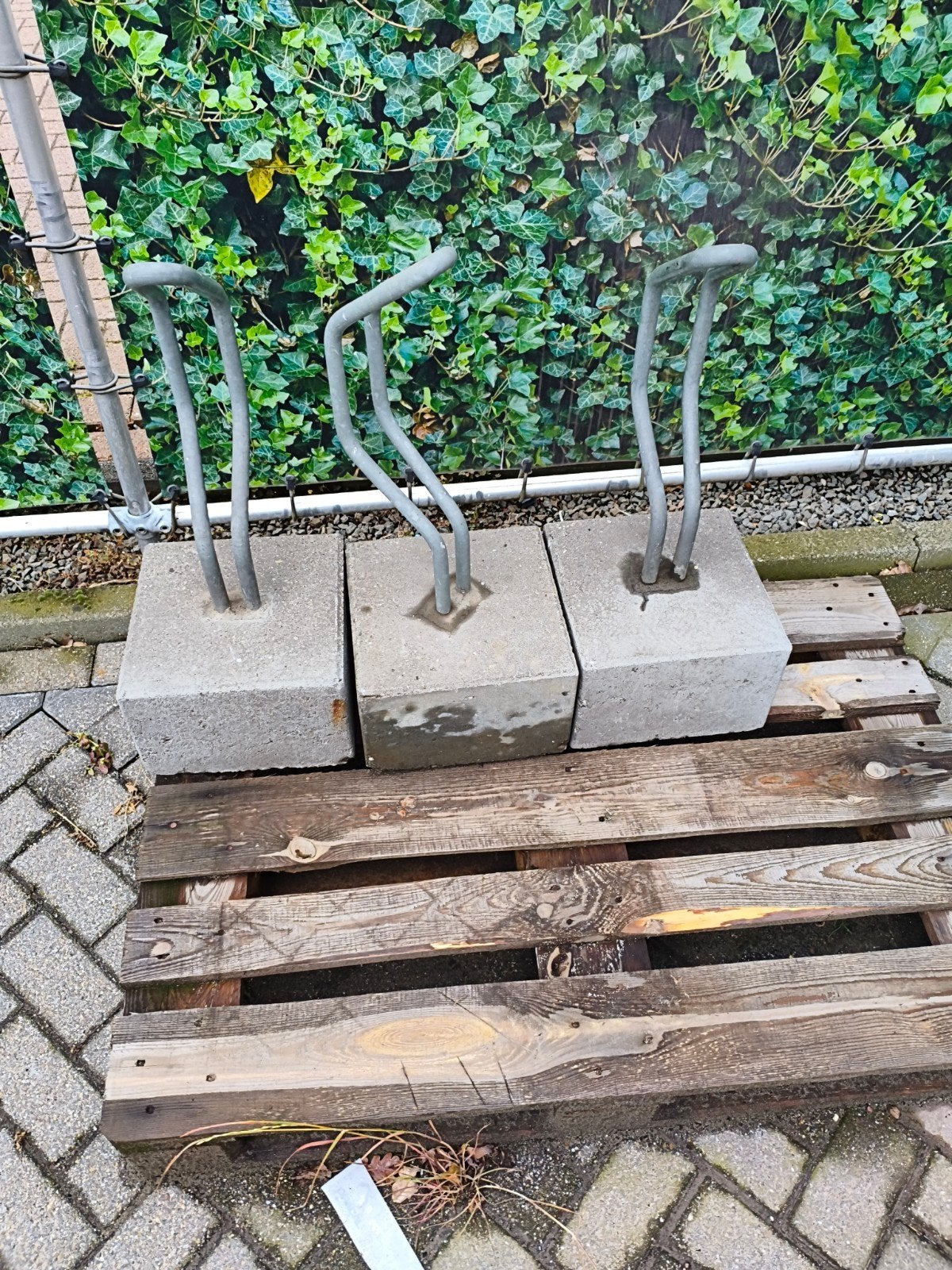 3 fietsenrekken op betonblokken, Ophalen of Verzenden, Gebruikt