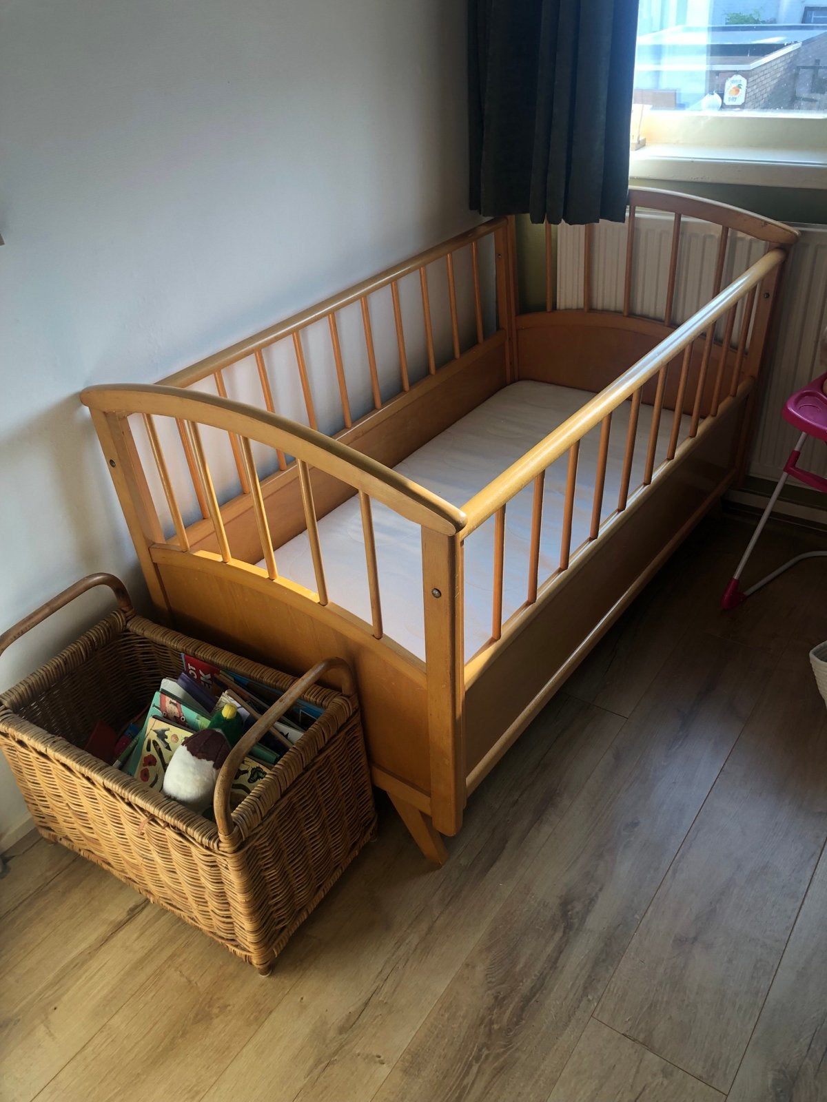 Houten baby/peuterbed met verstelbare bodem, Ophalen, Zo goed als nieuw, Ledikant