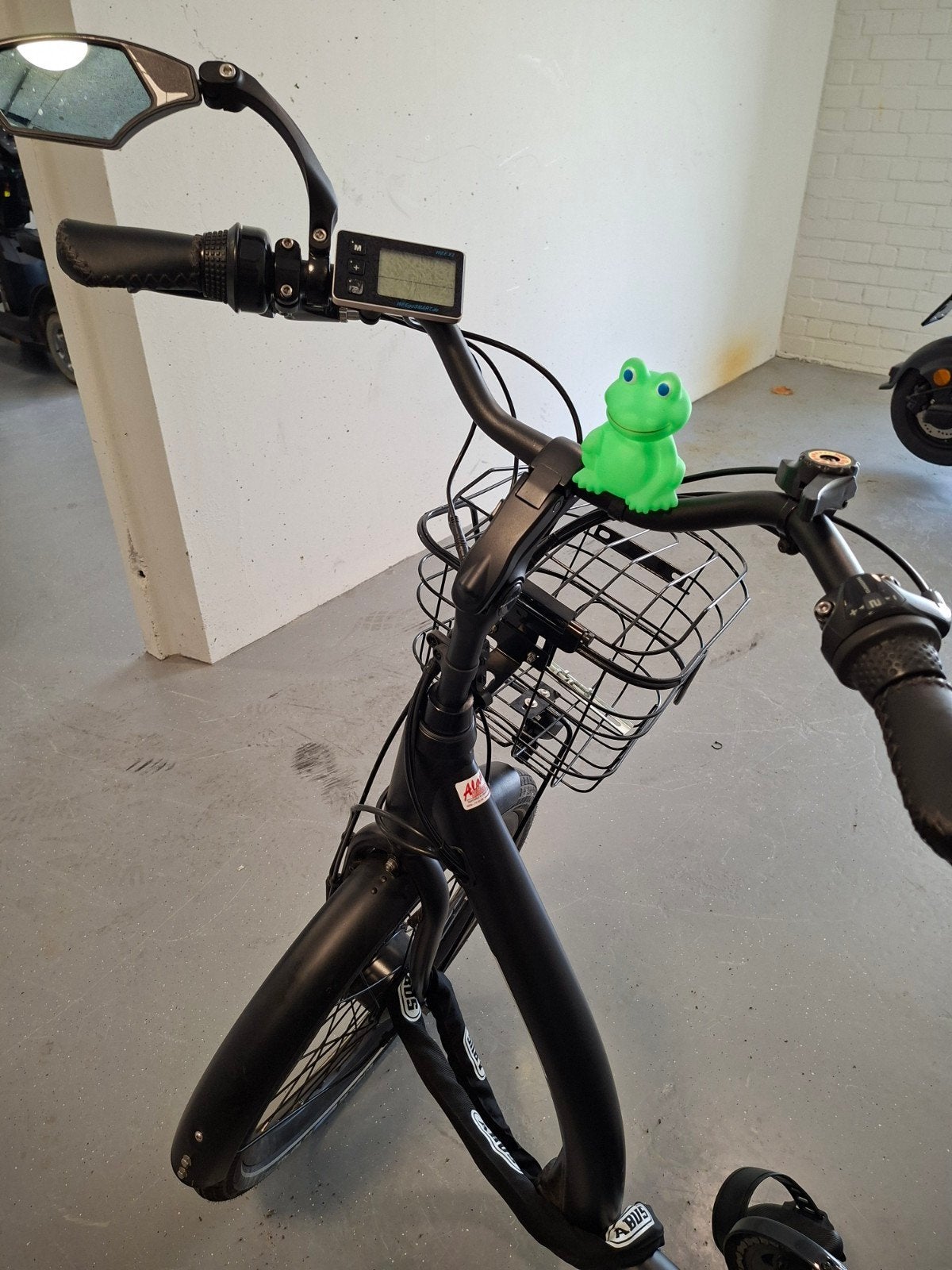 Foto 4 van electrische driewieler fiets swing, met manden voor en achte