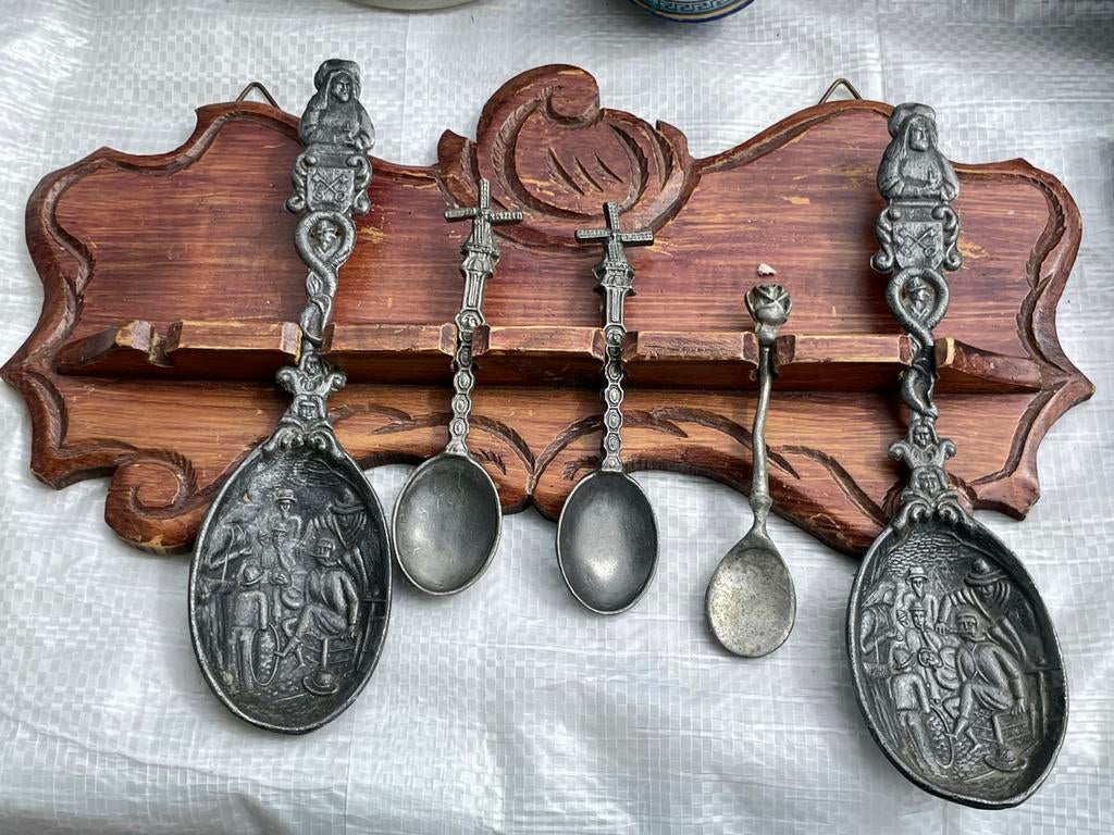 Decoratieve lepelset op houten rek, Ophalen of Verzenden