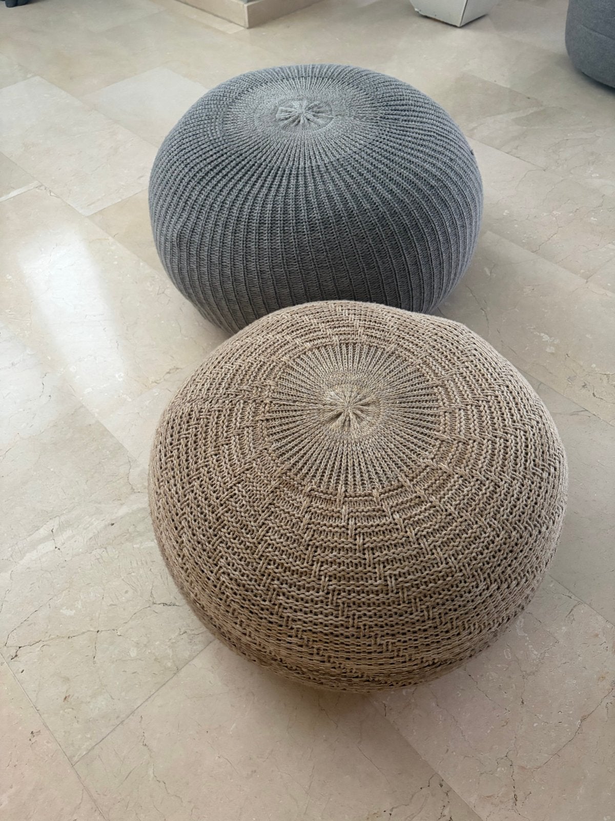 Set van 2 poefs: grijs en beige gebeid/geweven, Ophalen, Rond, Minder dan 50 cm, Zo goed als nieuw