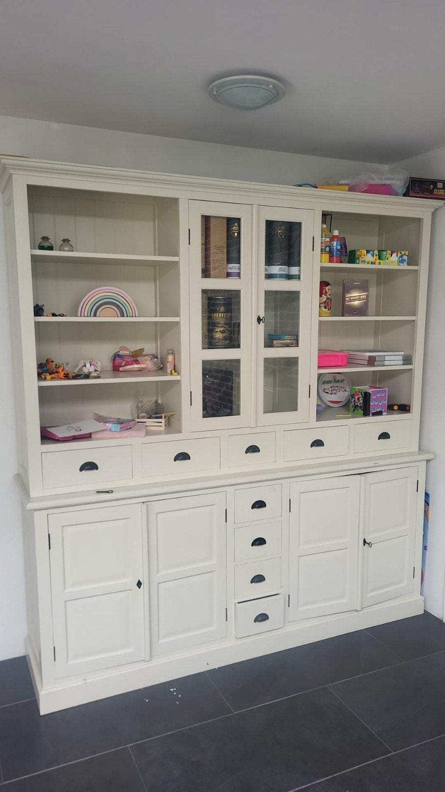 Grote witte buffetkast met veel opbergruimte, Huis en Inrichting, Kasten | Boekenkasten, Ophalen, Gebruikt, Met deur(en), 200 cm of meer