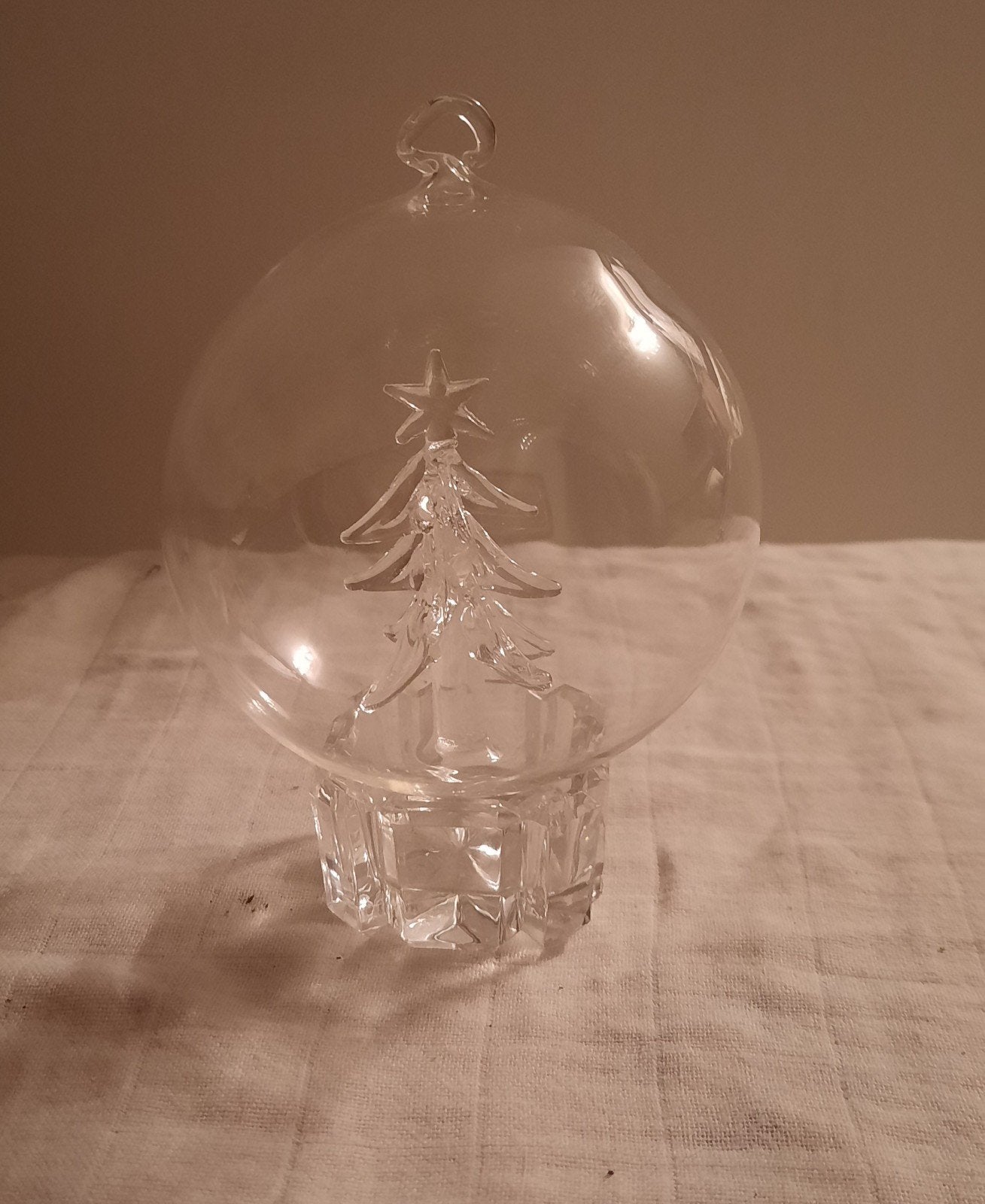 glazen kerstbal met kerstboom erin, Diversen, Ophalen of Verzenden, Zo goed als nieuw