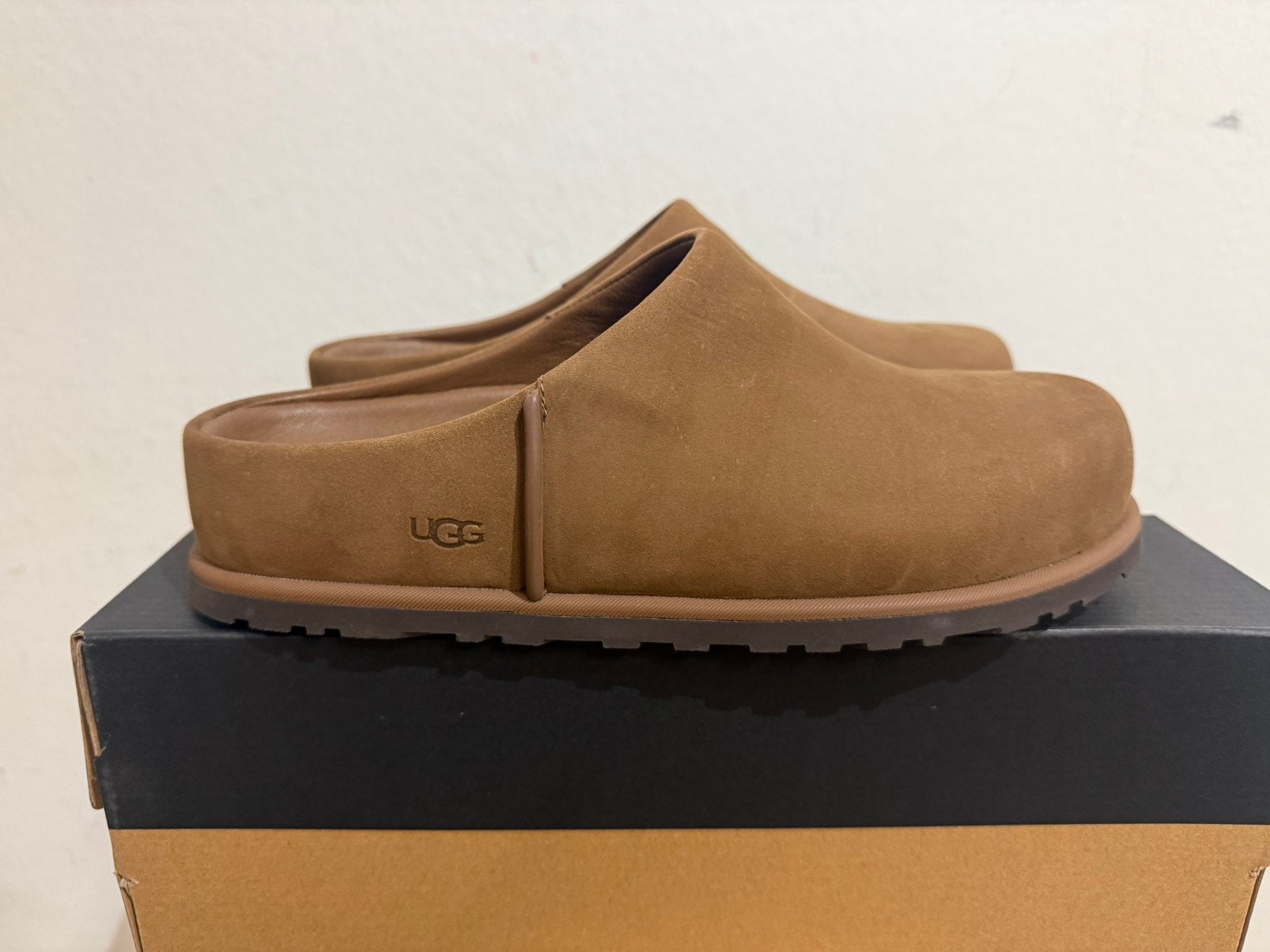 Te koop nieuwe UGG Otzo Clog Dark Chestnut maat 41, Postlaan 3, Bruin, UGG, Boots