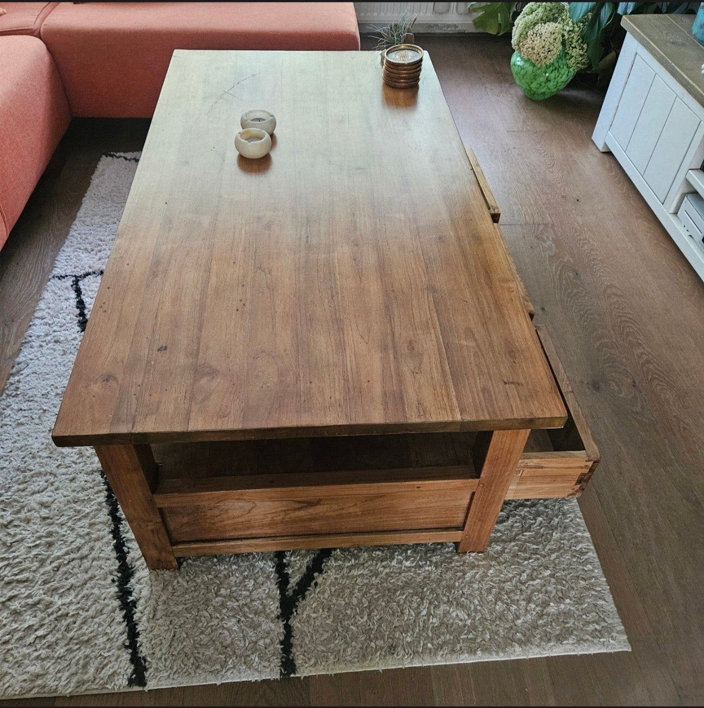 Foto 8 van Massief houten salontafel met lades