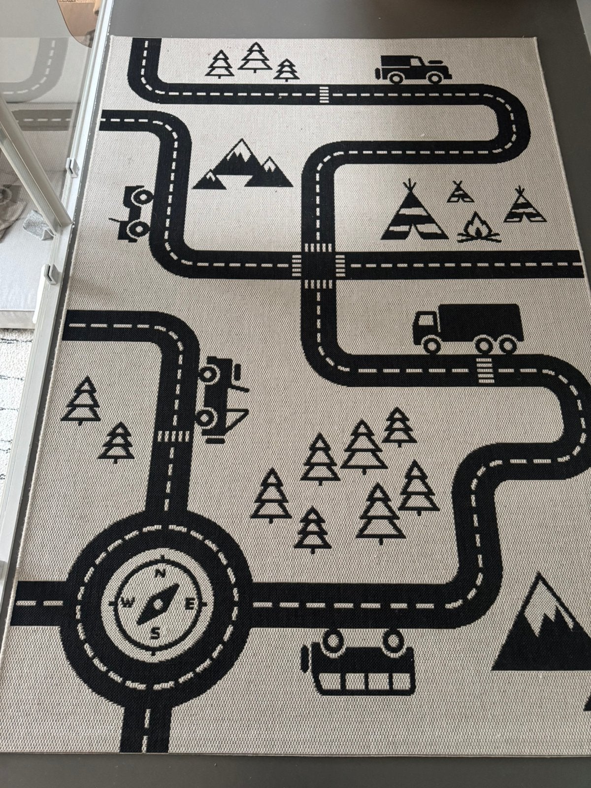 Zwart-wit speelkleed met wegen, Ophalen