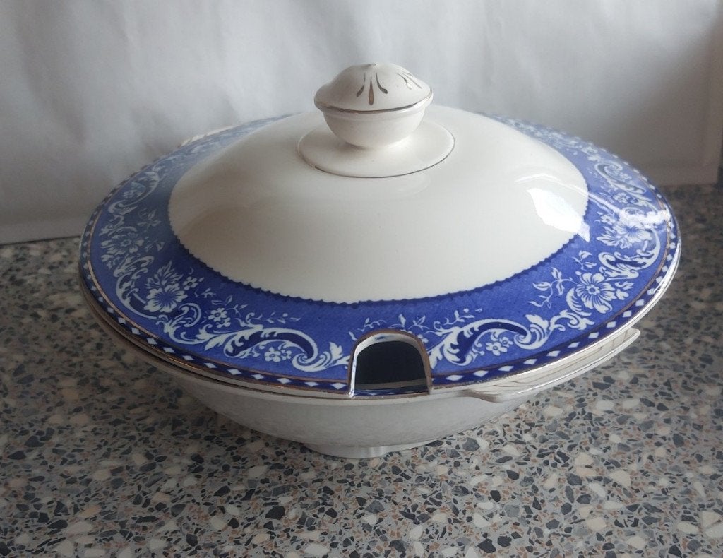 Ronde dekschaal Blauw Alfred Meakin Blue Leighton ca 23 cm, Ophalen of Verzenden, Overige stijlen, Porselein, Schaal of Schalen