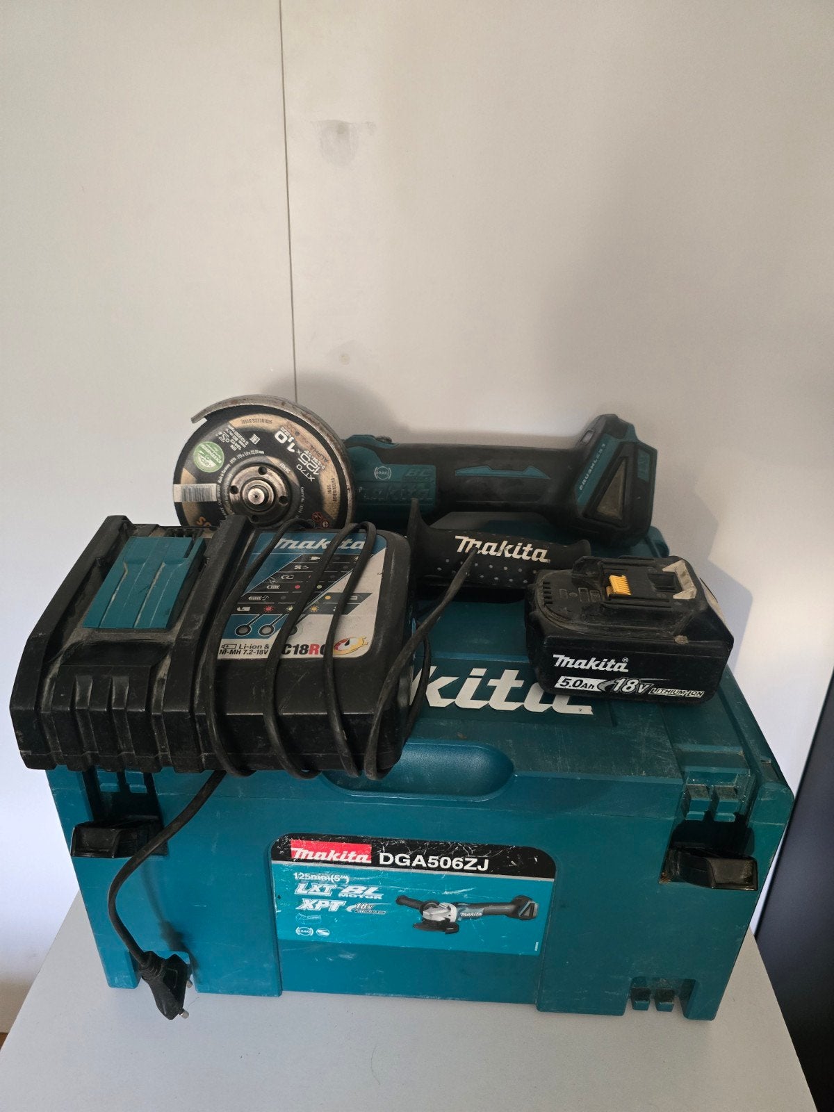 Makita DGA506ZJ in M-box, Ophalen of Verzenden, Gebruikt, 700 tot 1000 watt, Haakse handslijpmachine