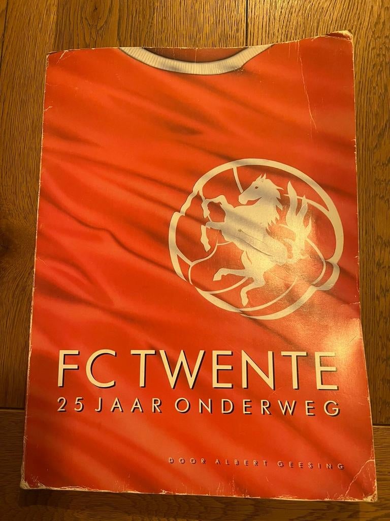FC Twente: 25 Jaar Onderweg - Boek door Albert Geesing, Ophalen of Verzenden, Gelezen, Albert Geesing, Balsport