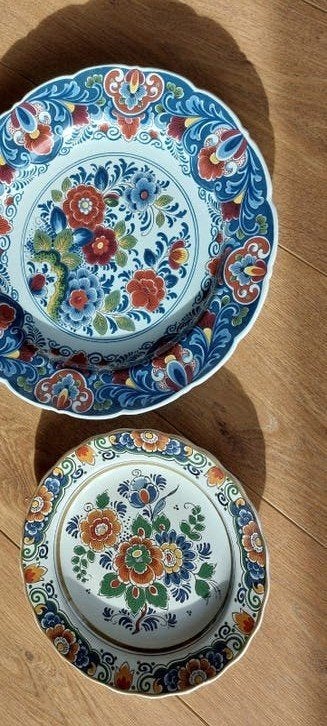 Kleurrijke wandborden met bloemen 2×/Delft polychroom, Antiek en Kunst, Ophalen of Verzenden