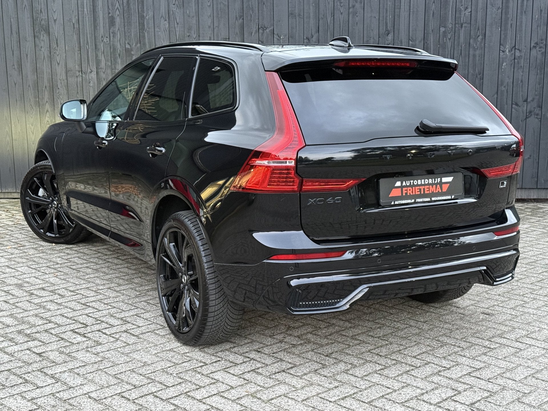 Volvo XC60 2.0 T6 Plug-in hybrid AWD Plus Black Edition, Auto's, Automaat, 12 maanden, Gebruikt, 4 cilinders