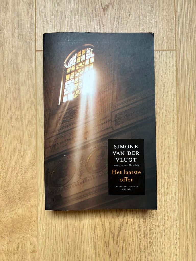 Het laatste offer - Simone van der Vlugt (Literaire thriller, Boeken, Ophalen of Verzenden, Zo goed als nieuw, Nederland