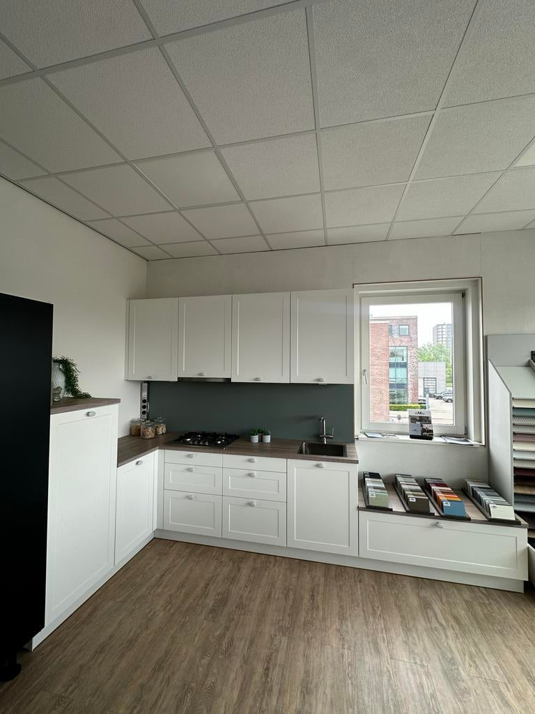 Moderne Hoekkeuken met Witte Kasten en Houten Blad, Huis en Inrichting, Keuken | Complete keukens, Wit, Hoekkeuken, Ophalen of Verzenden