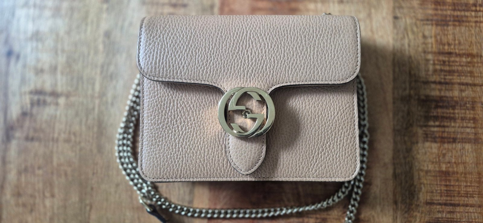 Gucci GG Marmont schoudertasje in beige leer, Sieraden, Tassen en Uiterlijk, Tassen | Damestassen, Ophalen of Verzenden, Zo goed als nieuw