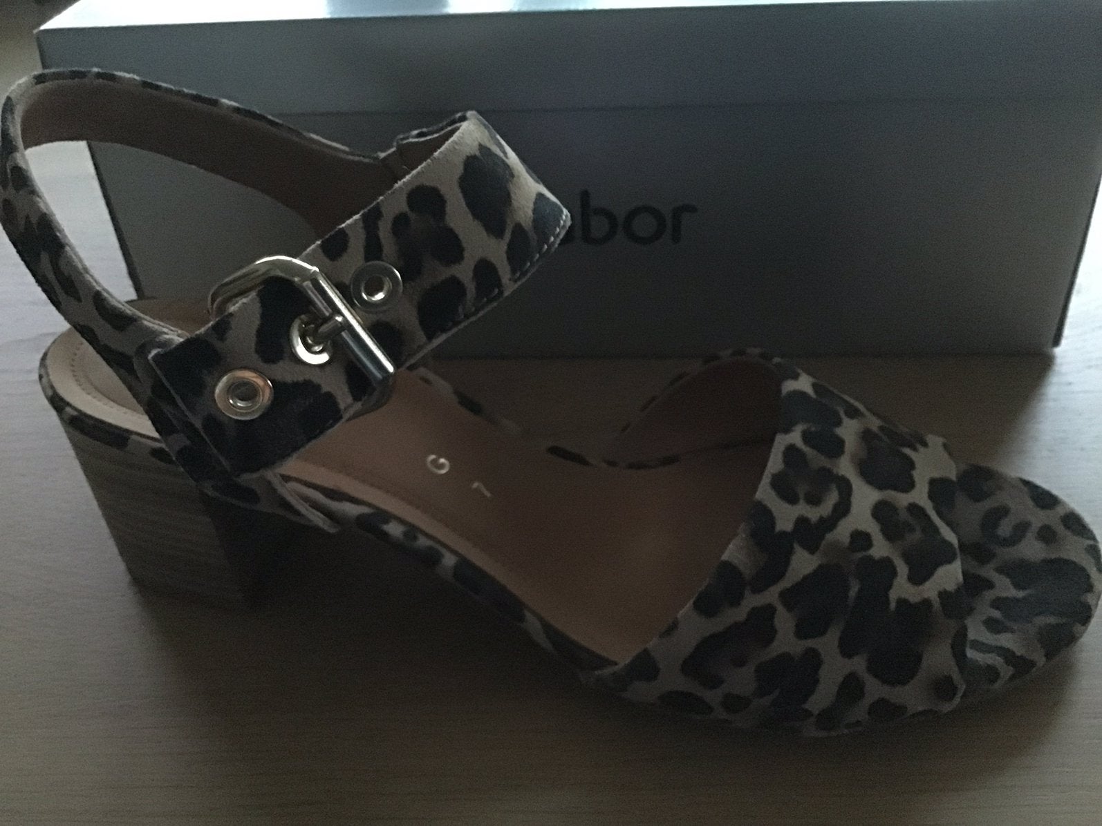 Aangeboden sandalen in tijgerprint., Ophalen, Overige kleuren, Sandalen of Muiltjes, Zo goed als nieuw