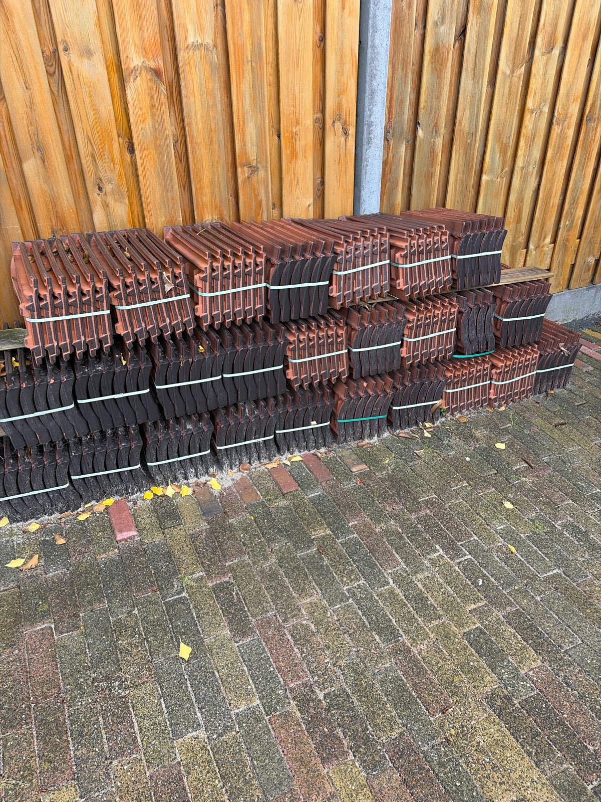 Nelskamp Dakpannen - Zwart en Roodbruin, Gebruikt, Steen of Klei, Zwart, Ophalen of Verzenden
