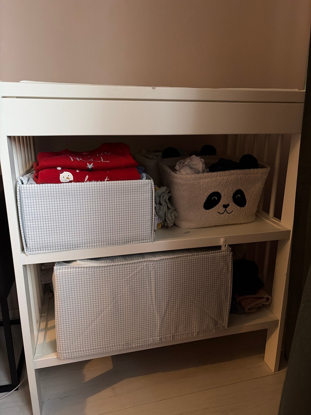 Witte commode Gulliver IKEA met opstaande rand en planken