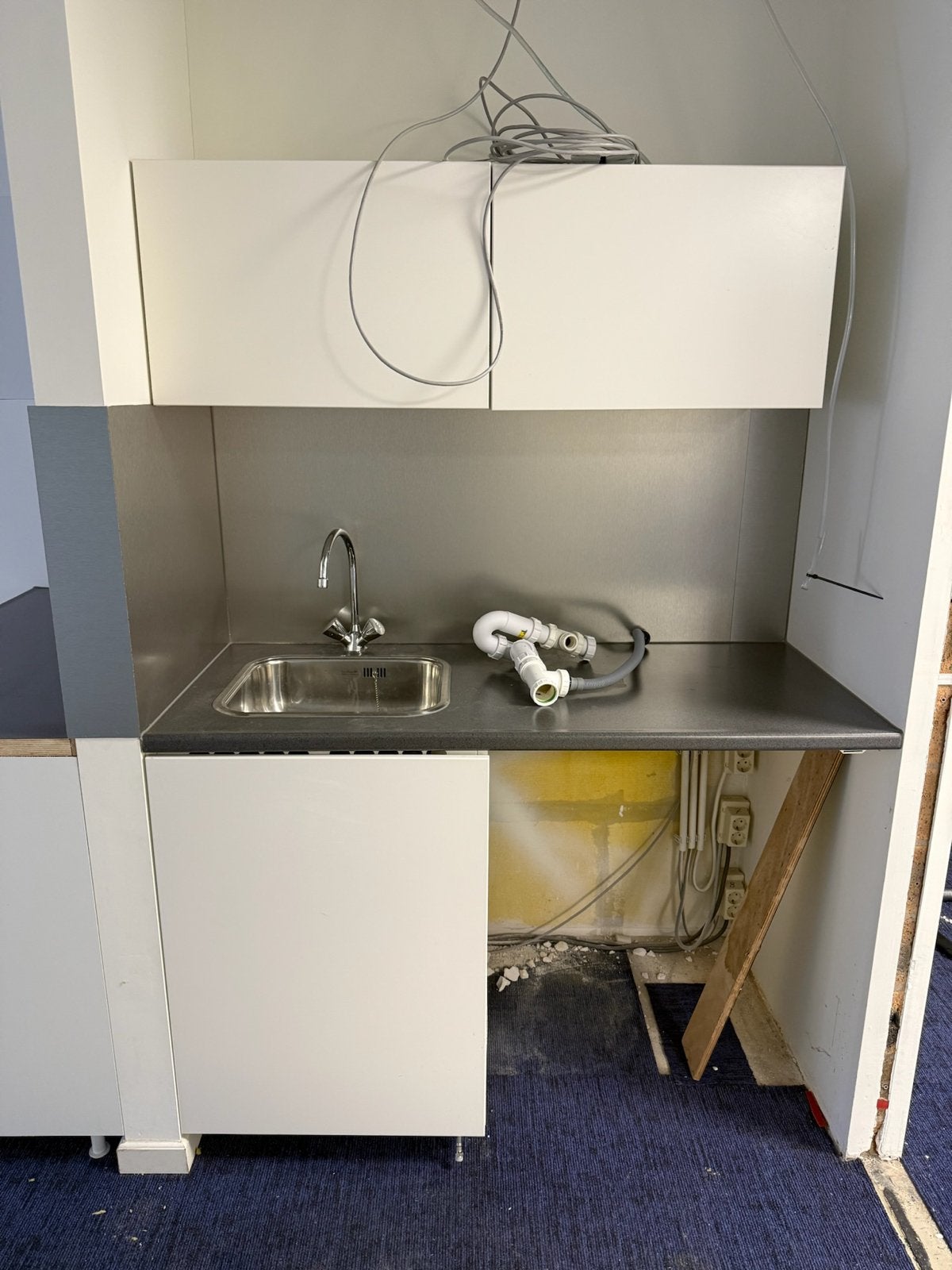 Compacte pantrykeuken met spoelbak en bovenkasten, Huis en Inrichting, Ophalen, Gebruikt, Wit, Enkelwandige keuken