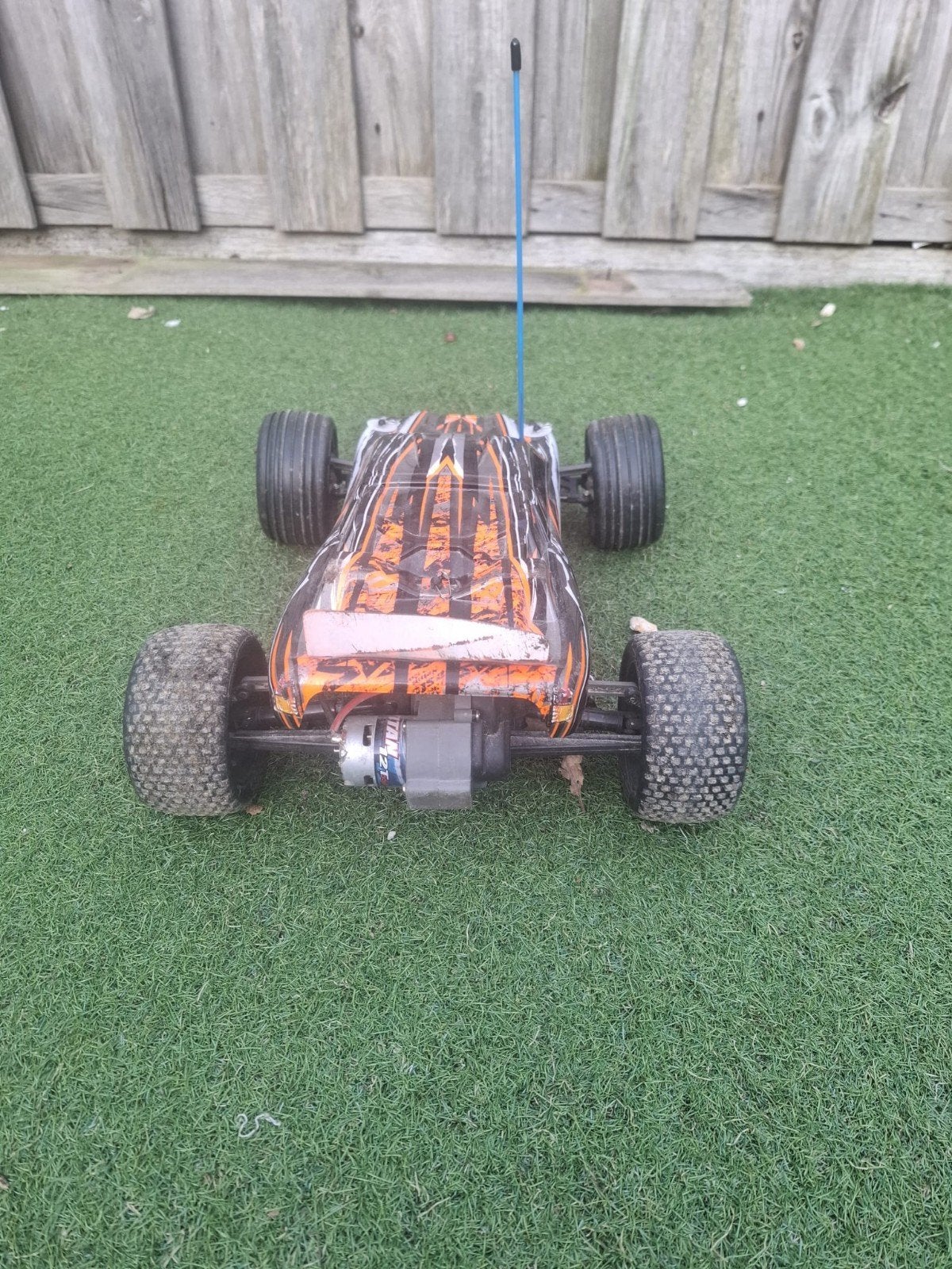 Traxxas Rustler RC Auto met Afstandsbediening en Accu, Hobby en Vrije tijd, Modelbouw | Radiografisch | Auto's, Elektro, Gebruikt