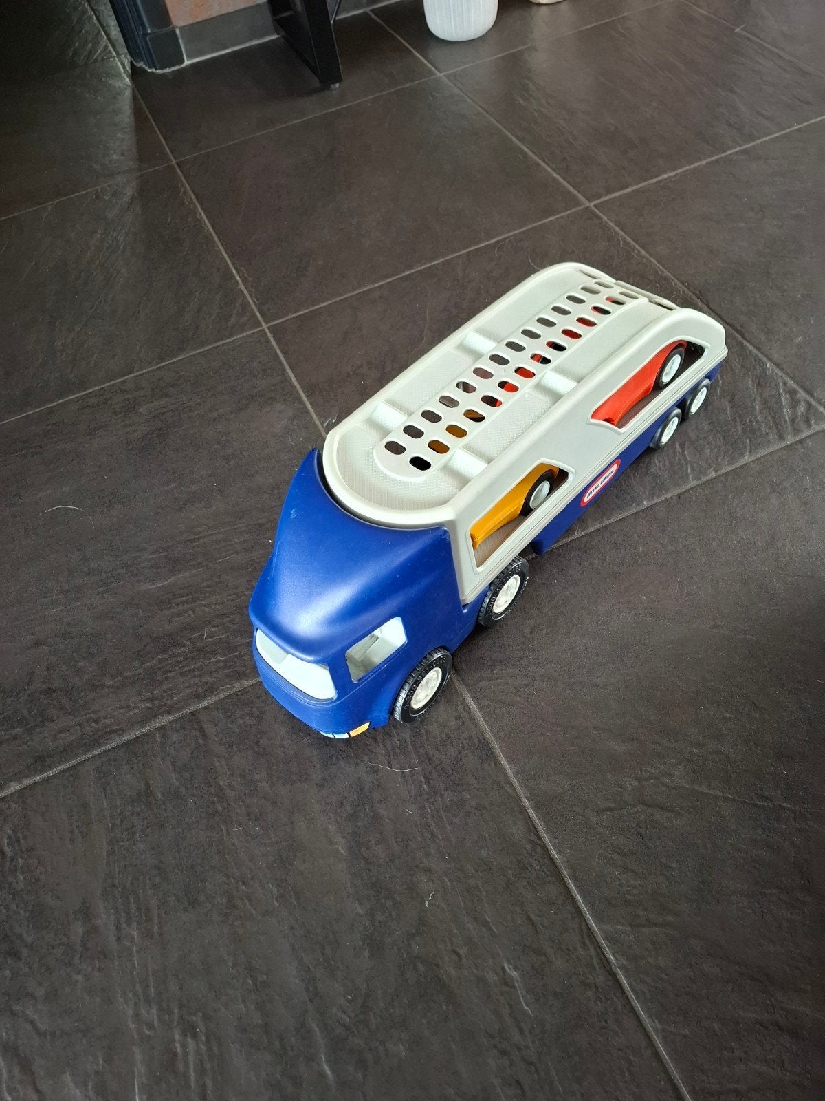 Little Tikes Autotransporter met 2 auto's, Kinderen en Baby's, Speelgoed | Speelgoedvoertuigen, Ophalen of Verzenden, Gebruikt