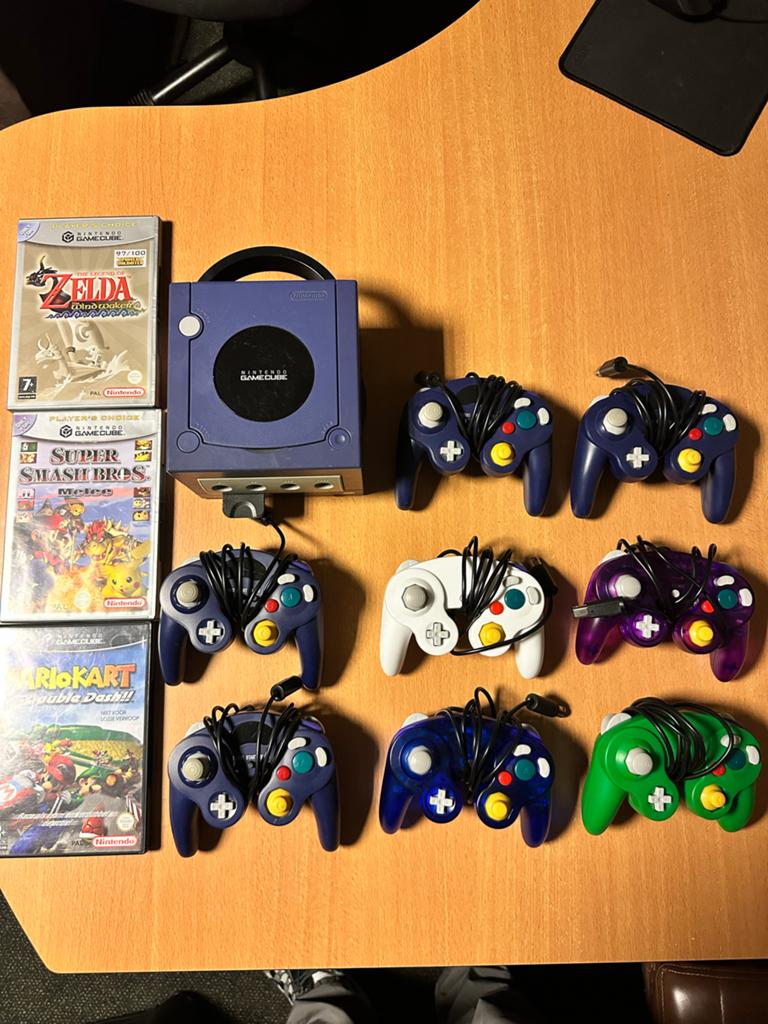Nintendo GameCube Compleet: 8 Controllers & 3 Klassiekers, Ophalen, Paars, Met 3 controllers of meer, Gebruikt