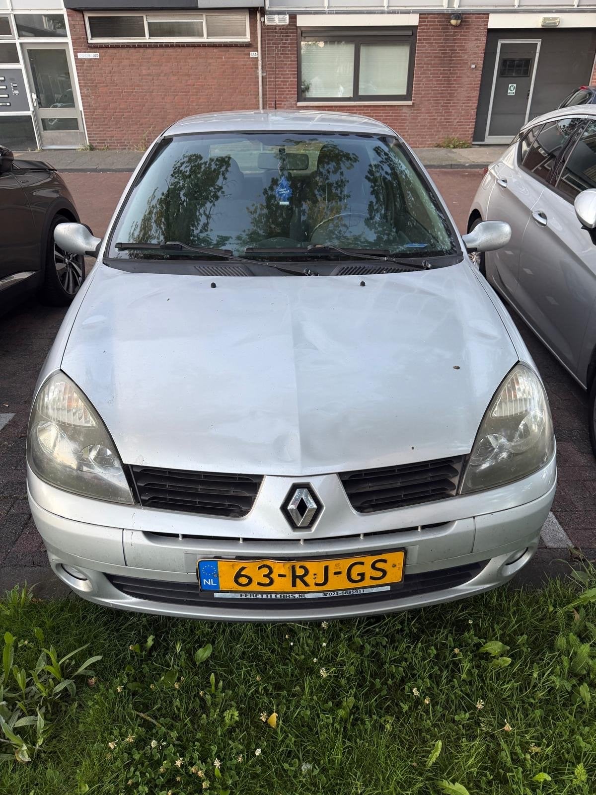 Renault Clio 1.2 55KW Autbas E3 2005 Grijs, Auto's, Voorwielaandrijving, 74 pk, 31 €/maand, Origineel Nederlands
