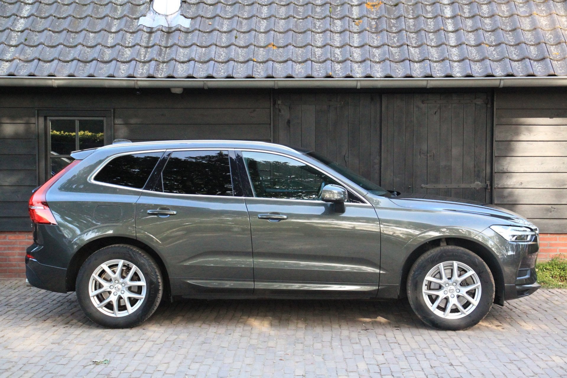 Volvo XC60 2.0 D4 Momentum Leer/Stoelverwarming/Trekhaak uit, Auto's, Dealer onderhouden, Gebruikt, 1969 cc, Leder