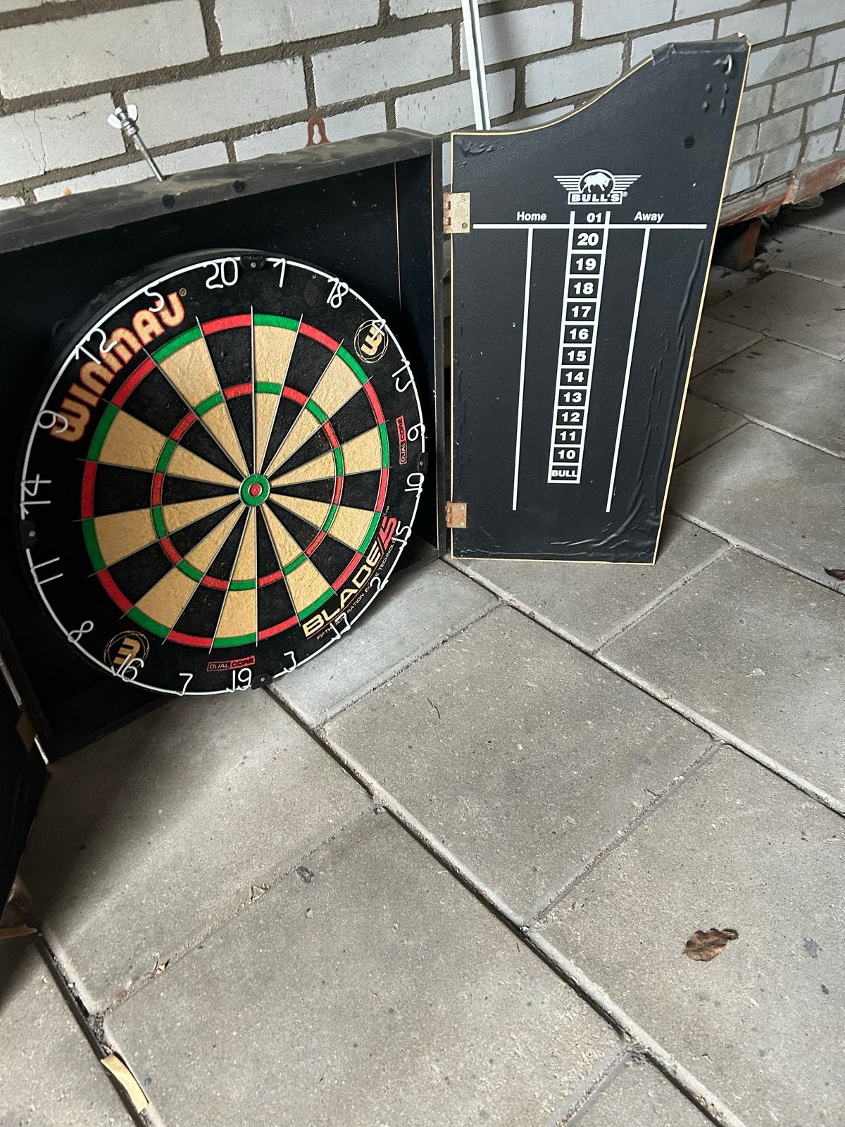 Dartbord met kast - Winmau Blade 4, Ophalen of Verzenden, Gebruikt, Dartbord