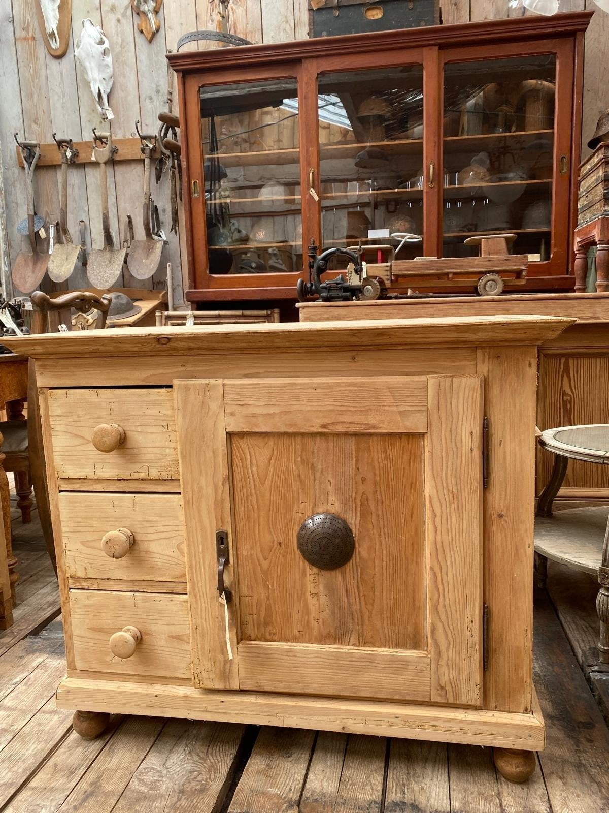 Stoere landelijke spekkast voorraadkast met rooster