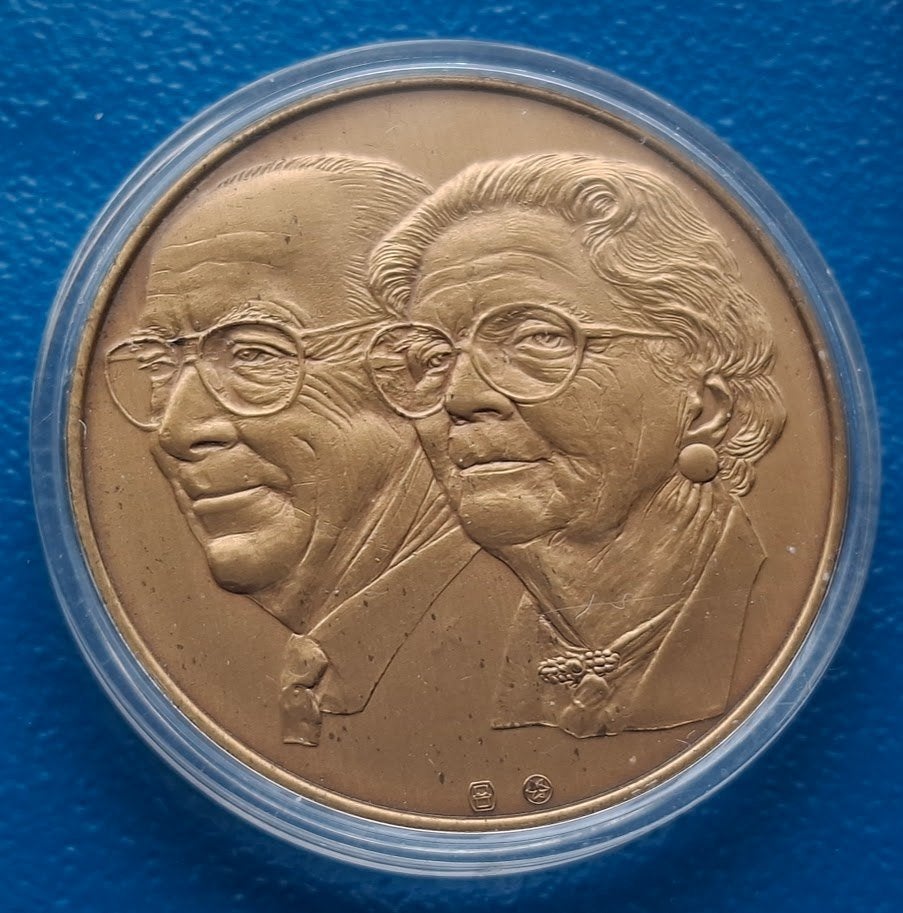Penning 50-jarig huwelijk Prinses Juliana & Prins Bernhard, Postzegels en Munten, Penningen en Medailles, Verzenden, Brons