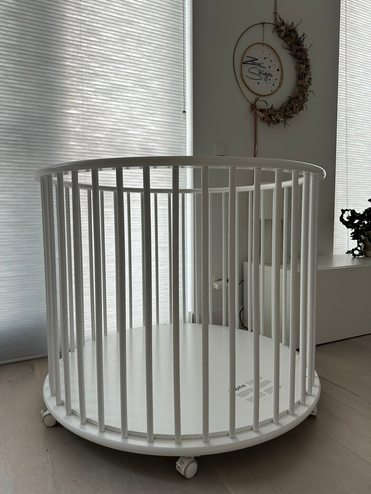 Bopita Rondo Box Wit – Zo goed als nieuw + extra set spijlen, Kinderen en Baby's, Ophalen, Zo goed als nieuw, Rond, Wieltjes