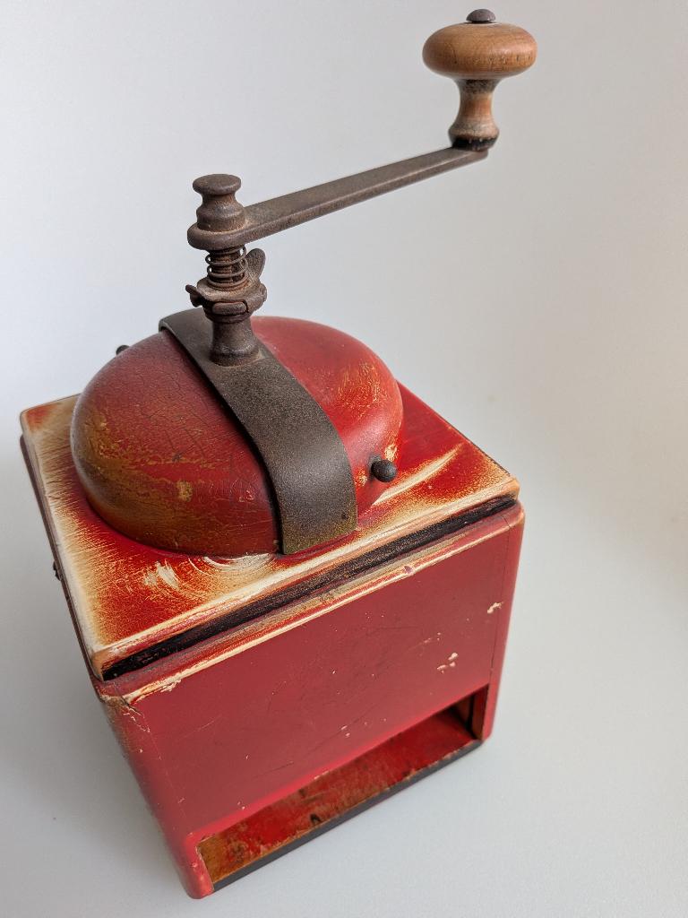 handkoffiemolen rood, Ophalen