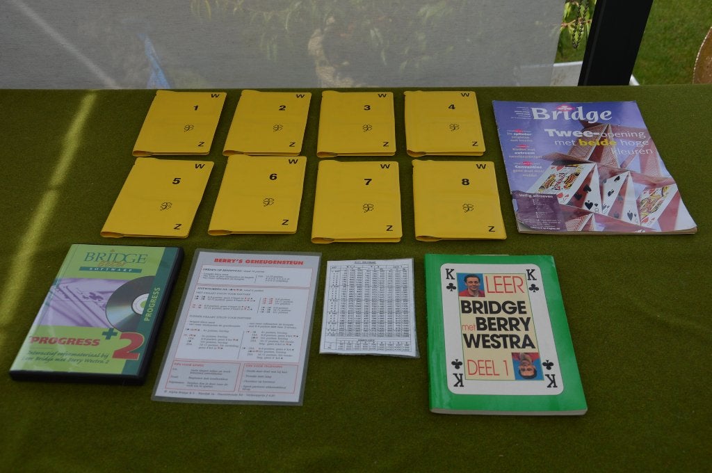 8 gele insteek Bridge mapjes voor bridgen met boeken en dvd, Een of twee spelers, Ophalen of Verzenden, Gebruikt