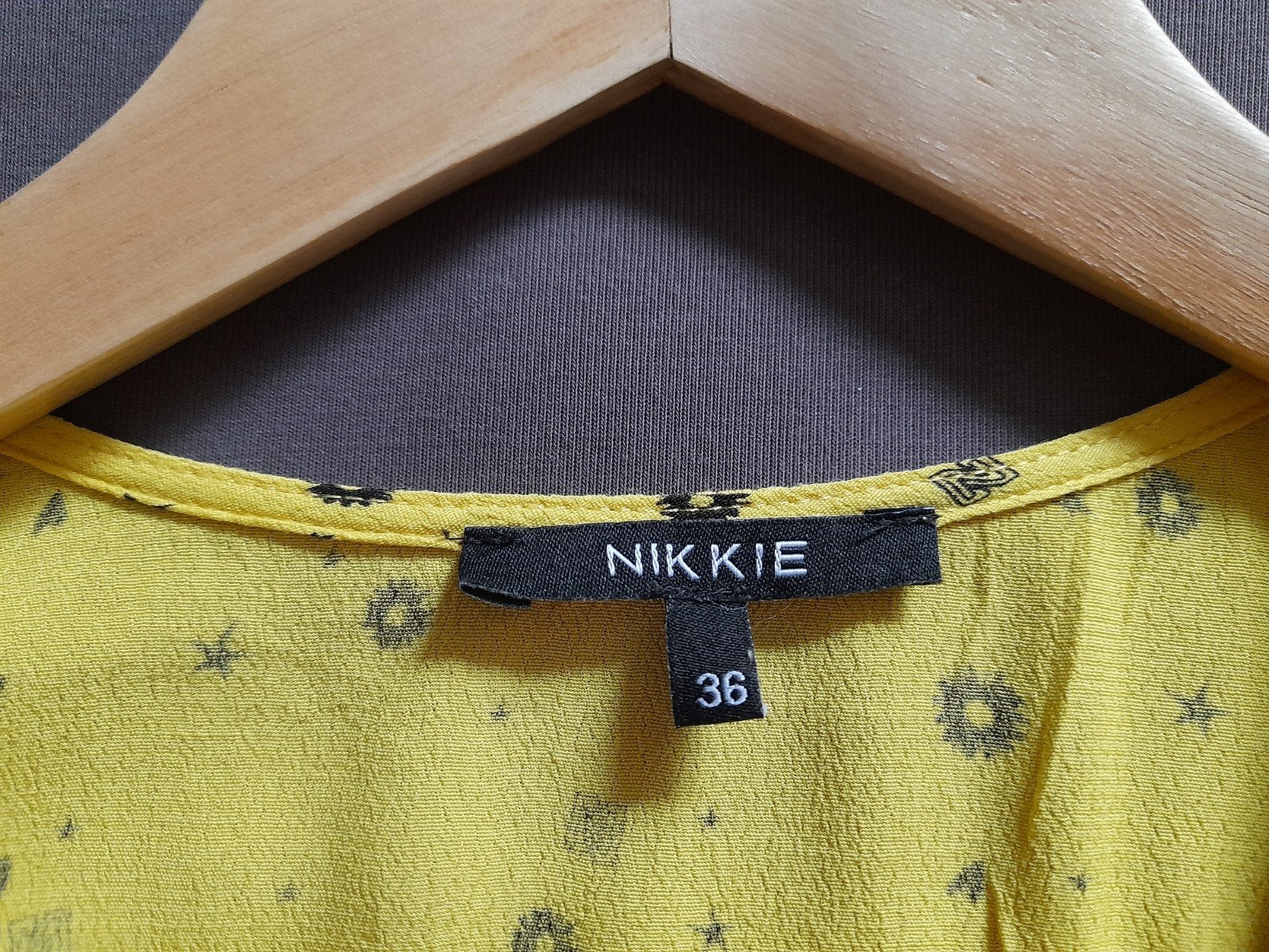 Nikkie Plessen, geel overslagjurkje maat 36, Geel, Ophalen of Verzenden, Nikkie, Maat 36 (S)